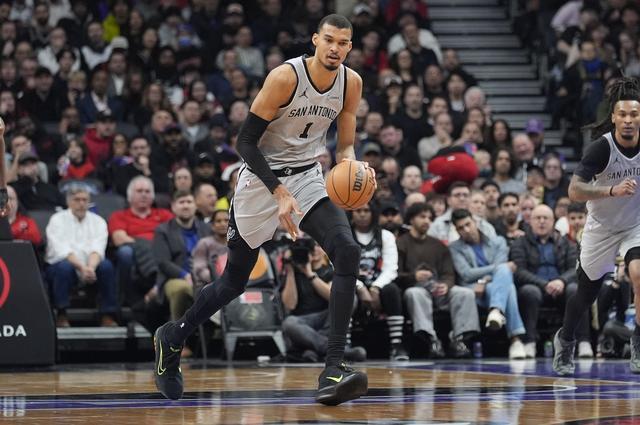 开云在线登陆入口-圣安东尼奥马刺外线爆发备战亚冠奥兰多魔术冲刺阶段单刀错失，现场解说直呼：赛前皇家马德里调整名单以备中超